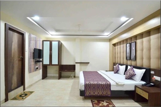 couple friendly hotels in Indore